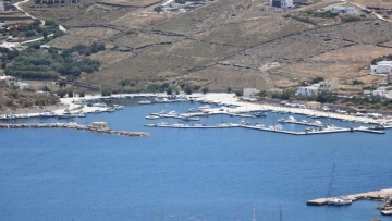 Νεκρός άνδρας στη μαρίνα Σύρου, βρέθηκε στη θάλασσα
