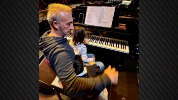 Ο Μίνως Μάτσας ανέβασε φωτογραφία αγκαλιά με τα παιδιά του