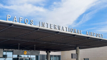 Τι λένε οι Βρετανοί για τα ταξίδια στην Κύπρο μετά τις επιθέσεις στη βάση Ακρωτηρίου
