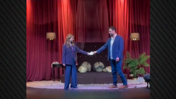 Η αντίδραση της Θάλειας Ματίκα και του Τάσου Ιορδανίδη όταν άρχισε να χτυπάει κινητό στη μέση της παράστασης: Σκέψου να έπαιζε Στράτο Διονυσίου