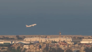 Επιβατικό αεροπλάνο απογειώνεται μέσα σε καπνούς και εκρήξεις στη Βηρυτό, δείτε βίντεο