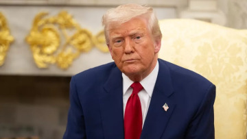 Εξάνθημα στο λαιμό του Τραμπ «φουντώνει» τα σενάρια για την υγεία του 79χρονου προέδρου
