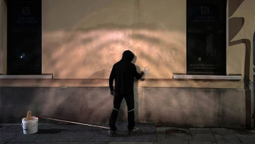 Ghost Pitùr: Ποιος είναι ο «φαντομάς» που τη νύχτα σβήνει τα γκράφιτι από τους τοίχους