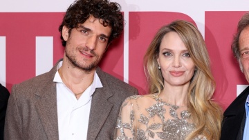 To περιβάλλον της Αντζελίνα Τζολί διαψεύδει ότι έχει σχέση με τον Λουί Γκαρέλ