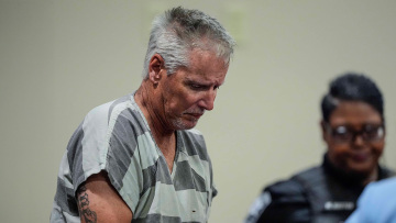 Καταδικάστηκε πατέρας επειδή ο γιος του σκότωσε τέσσερις ανθρώπους σε σχολείο των ΗΠΑ 