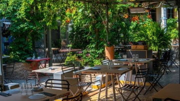 Οι αυλές της άνοιξης: Πού βγαίνουμε για καφέ και ποτό, τώρα που μεγαλώνει η μέρα