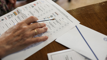 Ψηφίζεται σήμερα η επιστολική ψήφος και η τριεδρική για τους απόδημους Έλληνες: Τι αλλάζει με τις εκλογικές περιφέρειες