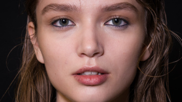 Λεξικό skincare: Τι ακριβώς κάνουν οχτώ από τα πιο δημοφιλή συστατικά περιποίησης;
