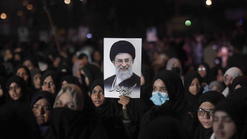 Το Ιράν αναβάλλει την κηδεία του Χαμενεΐ