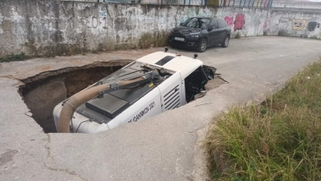 Ιωάννινα: Μεγάλη καθίζηση «κατάπιε» όχημα καθαριότητας του δήμου