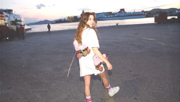 Μία κοινότητα γυναικών που κάνει πατίνια στην Αθήνα - Η Akylina μάς μαθαίνει να «κυλάμε αλλιώς»