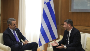 Στη Βουλή το νέο «τετ α τετ» Μητσοτάκη-Ανδρουλάκη: Οι παρεμβάσεις Τσίπρα και το αίτημα για συμβούλιο πολιτικών αρχηγών από Φάμελλο και Χαρίτση
