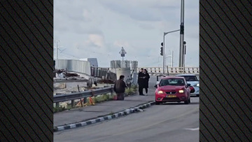 Γονατίζουν σε εθνική οδό του Ισραήλ για να προστατευτούν εν μέσω σειρήνων για επιθέσεις, δείτε βίντεο