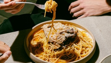 Zohόs: Για ζυμαρικά με προβατίνα και μεστές γεύσεις σε μια κρυμμένη αυλή στην Πλάκα