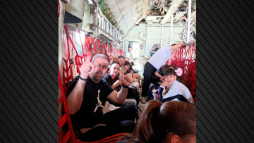 Στην Ελλάδα οι συγγενείς των αθλητών του Αρη που είχαν εγκλωβιστεί στο Αμπου Ντάμπι, δείτε φωτογραφίες μέσα από το C-130