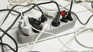 Εργαζόμενη «μπουρδουκλώθηκε» στα καλώδια του γραφείου και πήρε αποζημίωση 20.000 ευρώ