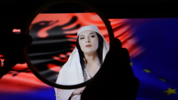 Η Αλβανίδα ψηφιακή υπουργός στο… εδώλιο: Γιατί μια ηθοποιός μηνύει την κυβέρνηση Ράμα;