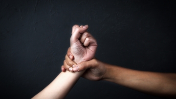 Καταγγελία για ενδοοικογενειακή βία στη Ρόδο: Μητέρα κατηγορείται για κακοποίηση της κόρης της με αυτισμό
