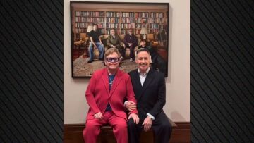 Η οικογενειακή φωτογραφία του Έλτον Τζον που μπήκε στην Εθνική Πινακοθήκη του Λονδίνου