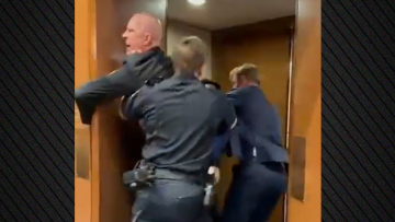 Επεισόδιο στο Καπιτώλιο με διαδηλωτή κατά του πολέμου στο Ιράν: Του έσπασαν το χέρι και τον έβγαλαν σηκωτό με τη βοήθεια γερουσιαστή, δείτε βίντεο