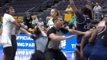 Απίστευτο ξύλο σε αγώνα μπάσκετ γυναικών στις ΗΠΑ: Η διαιτητής δέχθηκε χτύπημα και έπεσε αναίσθητη, βίντεο 