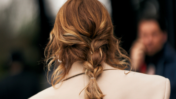 Τα πιο συχνά λάθη στο λούσιμο που κάνουν τα μαλλιά να δείχνουν άτονα και θαμπά
