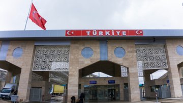 «Έχουμε να κοιμηθούμε 3 μέρες από τις εκρήξεις»: Ομάδες Ιρανών περνούν με πολικές θερμοκρασίες το συνοριακό πέρασμα στην ανατολική Τουρκία