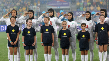  Οι ποδοσφαιρίστριες της εθνικής Ιράν αυτή τη φορά τραγούδησαν τον εθνικό ύμνο της χώρας τους και χαιρέτησαν στρατιωτικά 