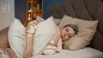 Γιατί ο ύπνος «χαλάει» μετά τα 60 – Τι μπορούμε να κάνουμε
