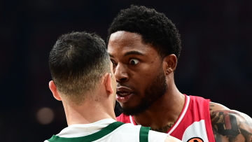 Ένταση μεταξύ Σλούκα και Τζόουνς στο ΣΕΦ: «Έφαγαν» από μια τεχνική ποινή, βίντεο και φωτογραφίες 