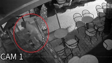 Διαρρήκτης στο Αγρίνιο σκαρφάλωνε σε τέντα για να μπει σε κατάστημα, καρέ καρέ η δράση του 
