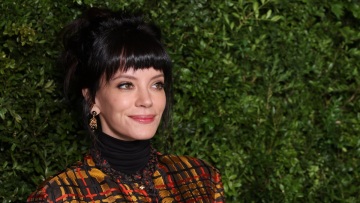 Λίλι Άλεν: Με φόρεμα από αποδείξεις δώρων που είχε κάνει ο πρώην σύζυγός της σε «παράνομες» ερωμένες (βίντεο)
