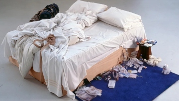 Το ανάστατο κρεβάτι που σόκαρε τον κόσμο της τέχνης: Πώς ένα έργο έγινε σύμβολο μιας ολόκληρης εποχής