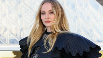 Sophie Turner: Είπε αντίο στο ξανθό και δοκίμασε το πιο chic καστανό της σεζόν
