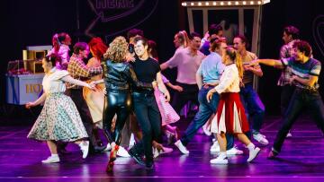 «Grease»: Το δημοφιλές μιούζικαλ έρχεται από το Λονδίνο στο Μέγαρο Μουσικής Θεσσαλονίκης