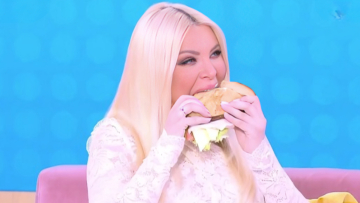 Κατερίνα Καινούργιου: Ο εκνευρισμός της όταν φάνηκε να τρώει στον τηλεοπτικό αέρα - Γιατί με δείχνεις ρε παιδάκι μου;