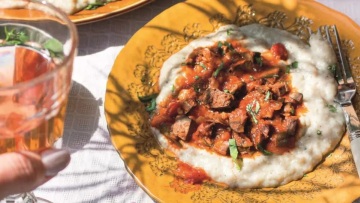 Κοκκινιστή συκωταριά με πουρέ μελιτζάνας