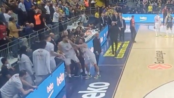 Τζέιμς και Οκόμπο πιάστηκαν στα χέρια μετά την ήττα της Μονακό από την Φενέρ, δείτε βίντεο