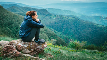 «Με παράτησε στη μέση του πουθενά» – Τι είναι το «αλπικό διαζύγιο» που κάνει τον γύρο του διαδικτύου
