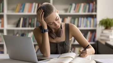 Καρκίνος μαστού: Διατρέχουν μεγαλύτερο κίνδυνο οι αριστερόχειρες; Ένας καθηγητής απαντά
