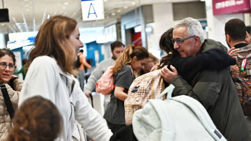 Προσγειώθηκε στο «Ελ. Βενιζέλος» η πτήση με τους 400 Έλληνες από το Ντουμπάι, βίντεο και φωτογραφίες