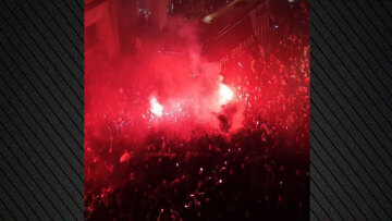 Ντελίριο ενθουσιασμού στο κέντρο της Καλαμάτας για την ιστορική άνοδο της «Μαύρης Θύελλας», δείτε βίντεο 