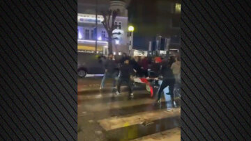 Βίαια επεισόδια έξω από τζαμί στο Λονδίνο μεταξύ Ιρανών φιλοκαθεστωτικών και φιλομοναρχικών, τραυματίστηκε ένας 17χρονος: Δείτε βίντεο