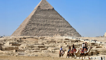 Η ιστορία της 61χρονης που ταξίδεψε στην Αίγυπτο για τον 26χρονο έρωτά της και κατέληξε με χρέη