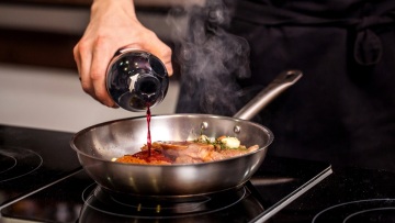 Ρεντουξιόν: Τι σημαίνει στη μαγειρική και πώς συμπυκνώνει τη γεύση