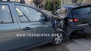 Τροχαίο στη Λαμία: Αυτοκίνητο εξετράπη της πορείας του και έπεσε σε σταθμευμένο ΙΧ, δείτε εικόνες