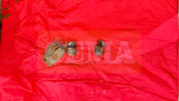 Μπαινόβγαινε στη φυλακή ο Σουδανός που απειλούσε να ανατιναχθεί στη ΓΑΔΑ: Είπε ότι βρήκε τις χειροβομβίδες σε τάπερ σε άλσος στην Ακρόπολη