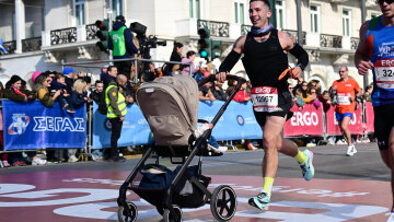 Διαγωνιζόμενος έτρεξε με μωρό στην αγκαλιά, άλλος μαζί με τον σκύλο του, δείτε όσα έγιναν στον Ημιμαραθώνιο της Αθήνας