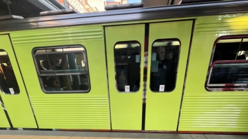 Μετά το φούξια τρένο, συρμός του ΗΣΑΠ βάφτηκε τώρα... λαχανί και έγινε viral, δείτε βίντεο