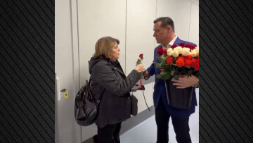 Άδωνις Γεωργιάδης: Επισκέφτηκε το νοσοκομείο «Ερυθρός Σταυρός» και μοίρασε τριαντάφυλλα στις γυναίκες